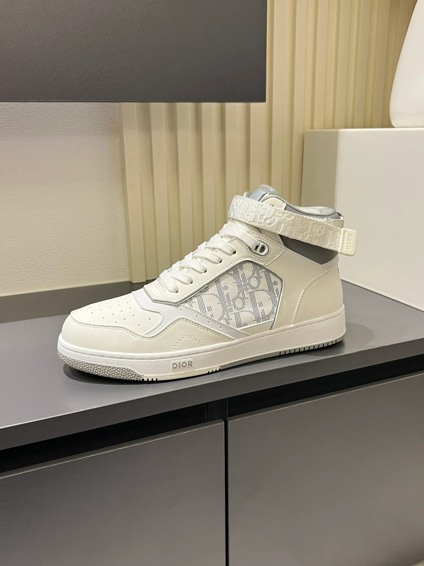 Men's shoes 💰p460 "Dio*" mid-top B27 casual sneakers. This B27 high-top sneaker is a new product in the series and continues Di*r's classic style. Crafted from gray and white smooth calf leather with beige and black Oblique print panels on the sides. The "CD Icon" shaped shoelace eyelets are clever and delicate, and the two-color rubber sole, rear collar and heel are all equipped with the brand's iconic details to enhance the style. Oblique printed straps at the ankle allow for an adjustable fit to complement the overall design. Fashionable and versatile, it can complement any look. Create an exquisite design with unique dynamic vitality and modern atmosphere, presented in low-top and high-top styles. This new must-have shoe adds a new dimension to Dior's archive heritage, embodying modern elegance. Purchase the original version and make it 1:1. If you need top quality, please come to me! Male 38-44!